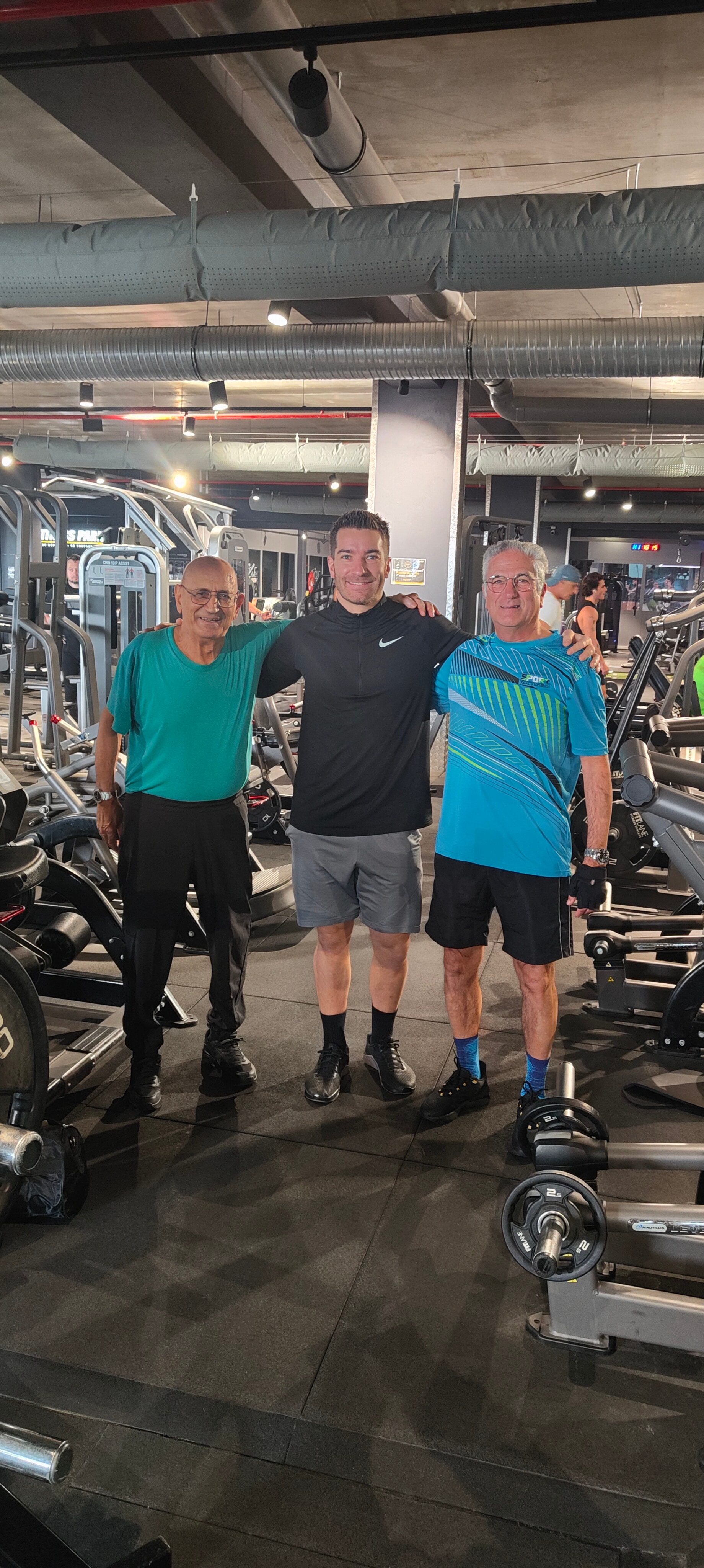 Romain Marsaleix coach sportif avec clients seniors à Antibes